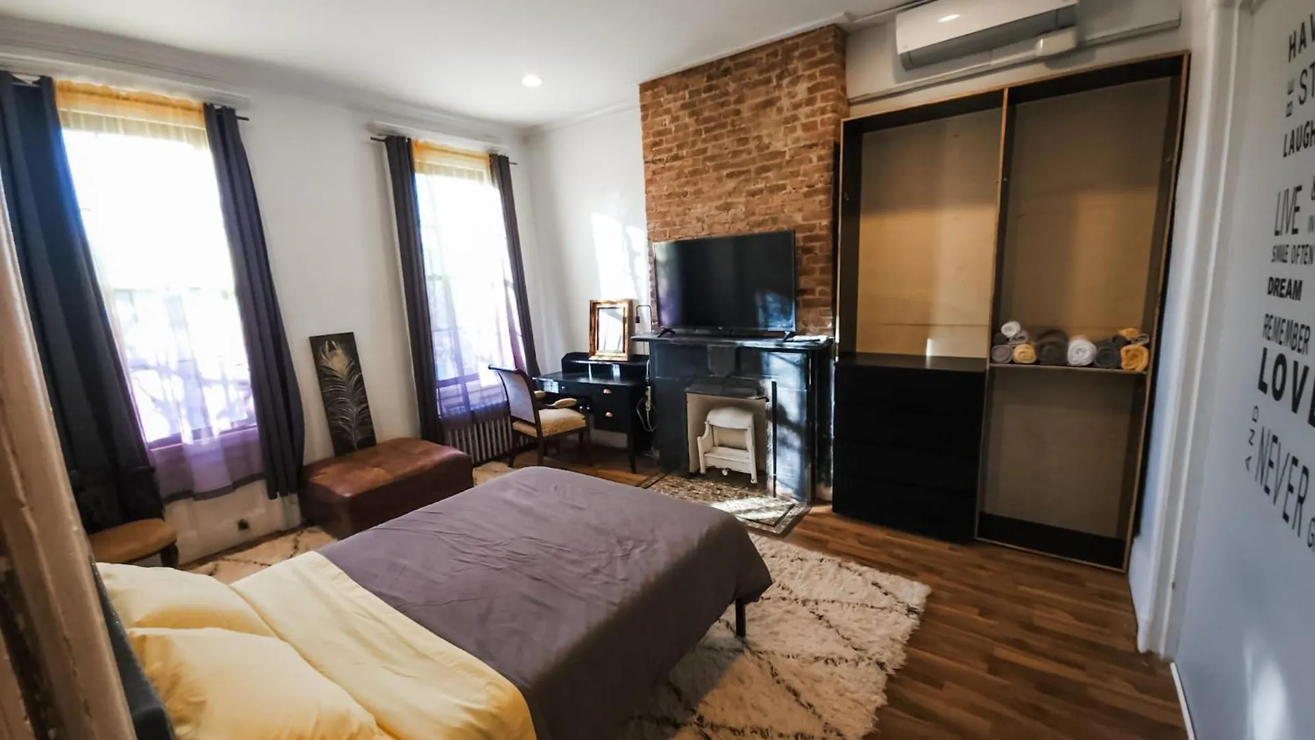 Historic Bushwick, Brooklyn Brownstone Apartment New York Homestay